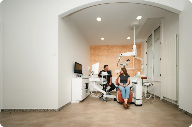Une salle de soins lumineuse d'un cabinet endodontie à Paris