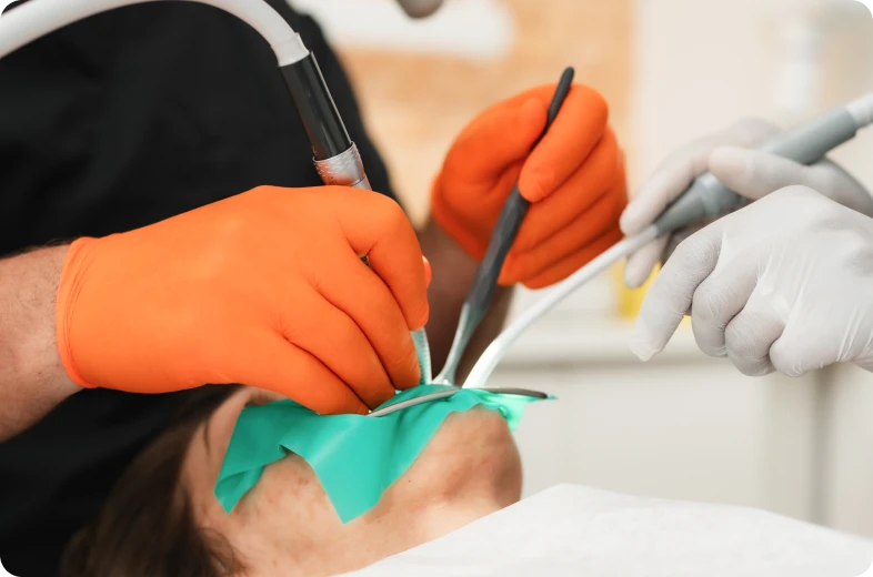 Gros plan d'un traitement endodontique avec pose de digue dentaire et instruments de précision